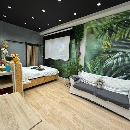 Jungle With Breakfast And Video Projector * Lyon